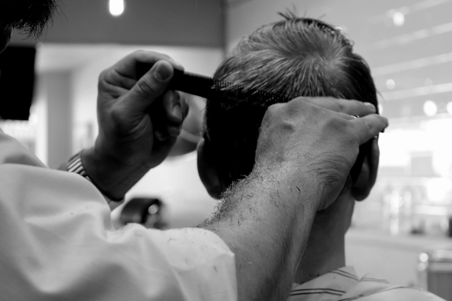 hajvágás egy barber szalonban